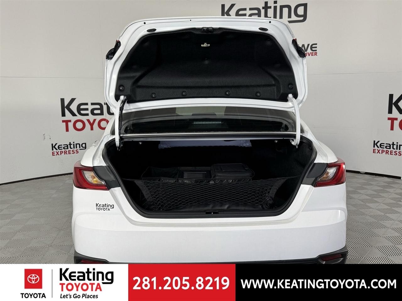 Toyota Camry Hybrid XLE 2026