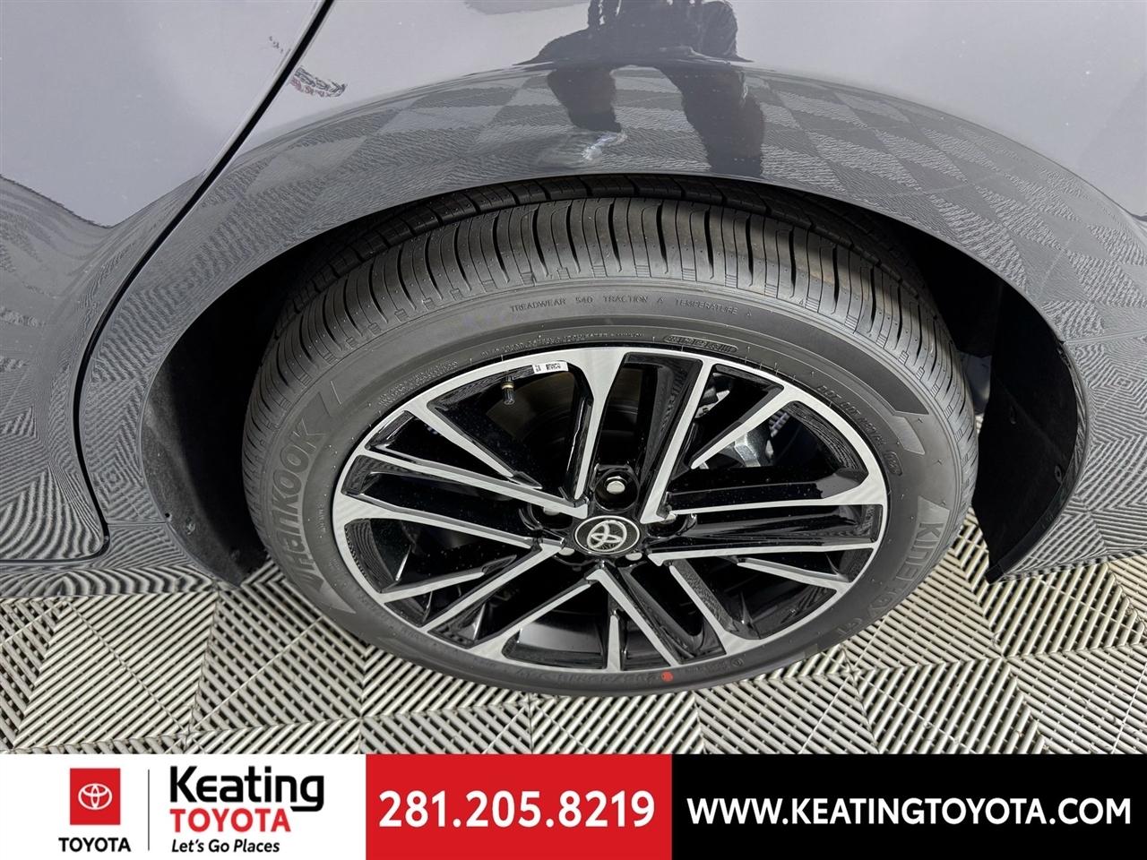 Toyota Camry Hybrid XLE 2026