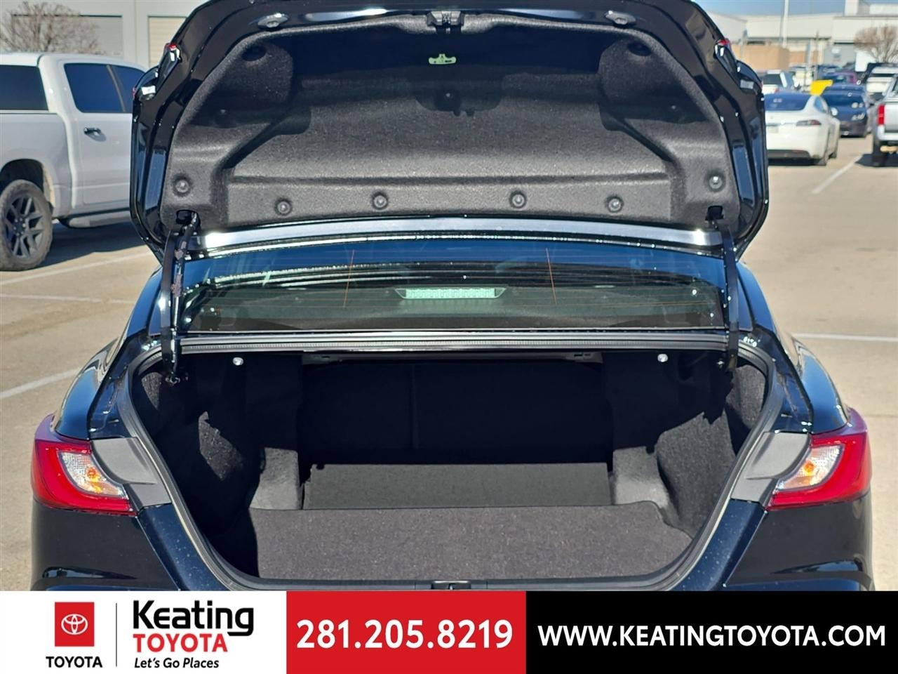 Toyota Camry Hybrid XLE 2026