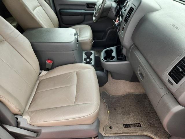 Nissan NV Passenger 3500 SL V8 2014