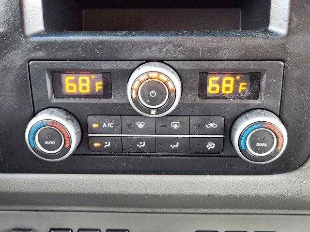 Nissan NV Passenger 3500 SL V8 2014