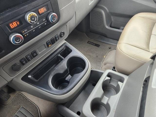 Nissan NV Passenger 3500 SL V8 2014