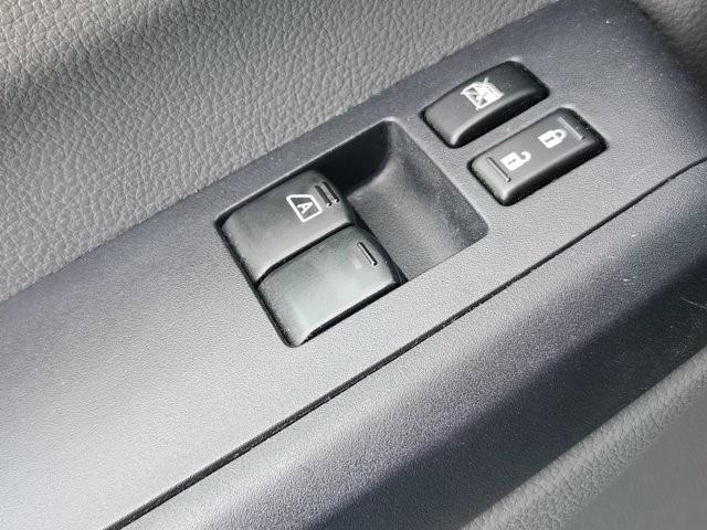 Nissan NV Passenger 3500 SL V8 2014