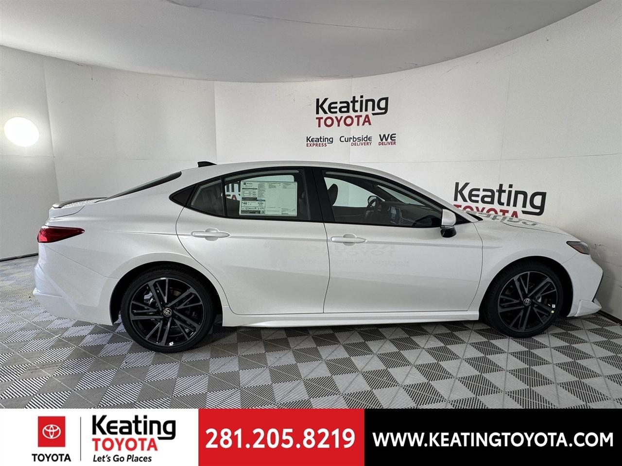 Toyota Camry Hybrid XLE 2026