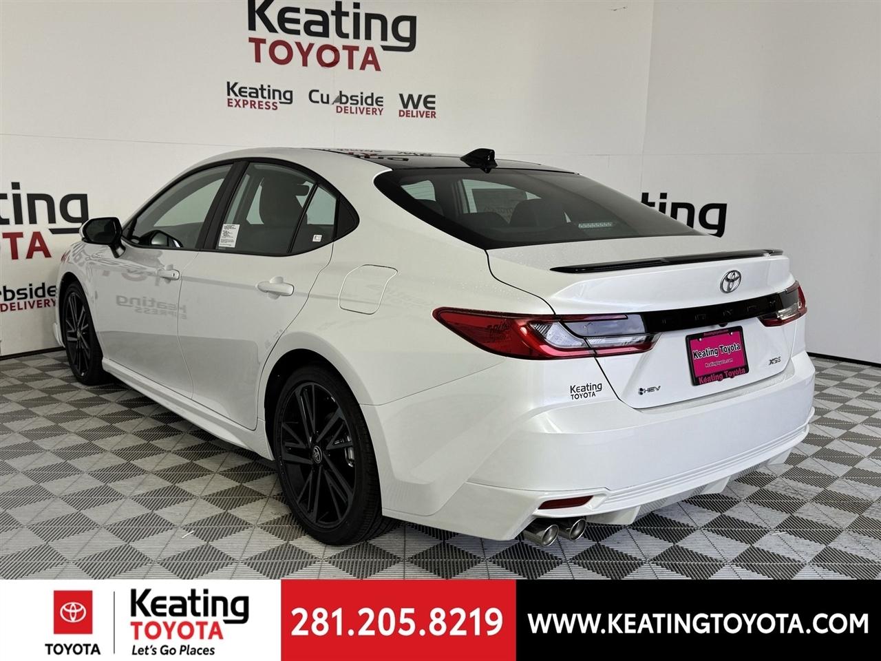 Toyota Camry Hybrid XLE 2026