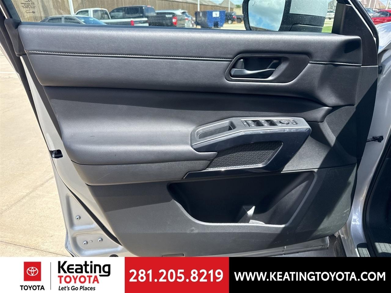 Nissan Pathfinder SV 2025