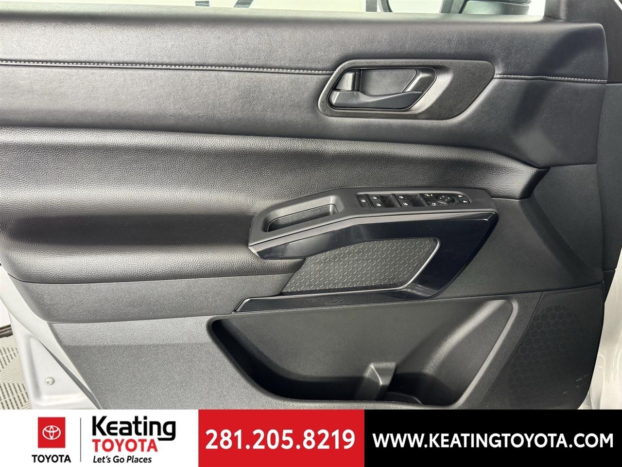 Nissan Pathfinder SV 2025