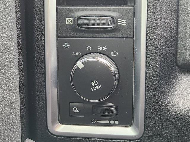 RAM 1500 SLT Crew Cab SWB 2WD 2016