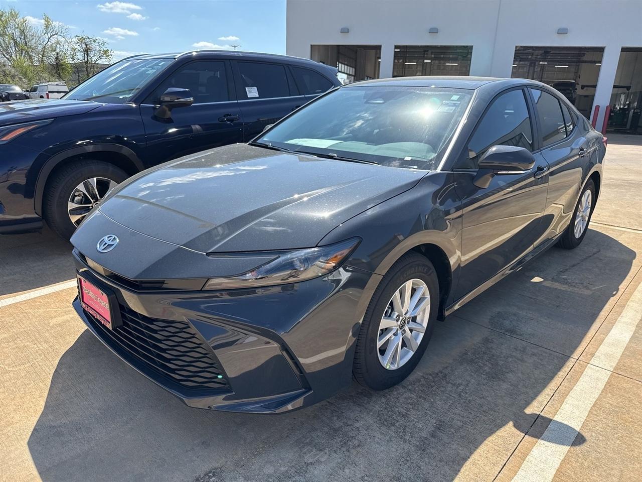 Toyota Camry Hybrid XLE 2026