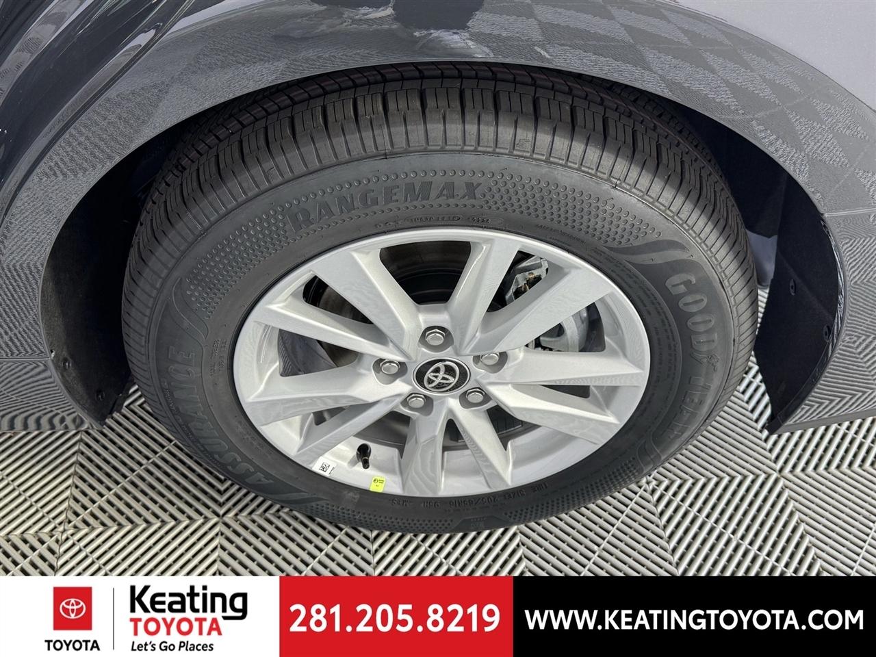 Toyota Camry Hybrid XLE 2026