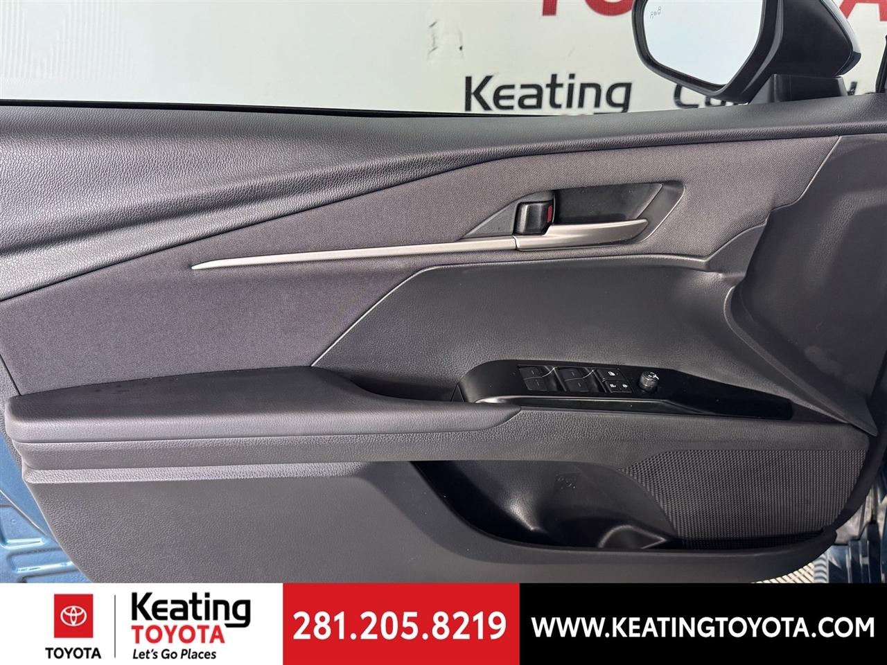 Toyota Camry Hybrid XLE 2025