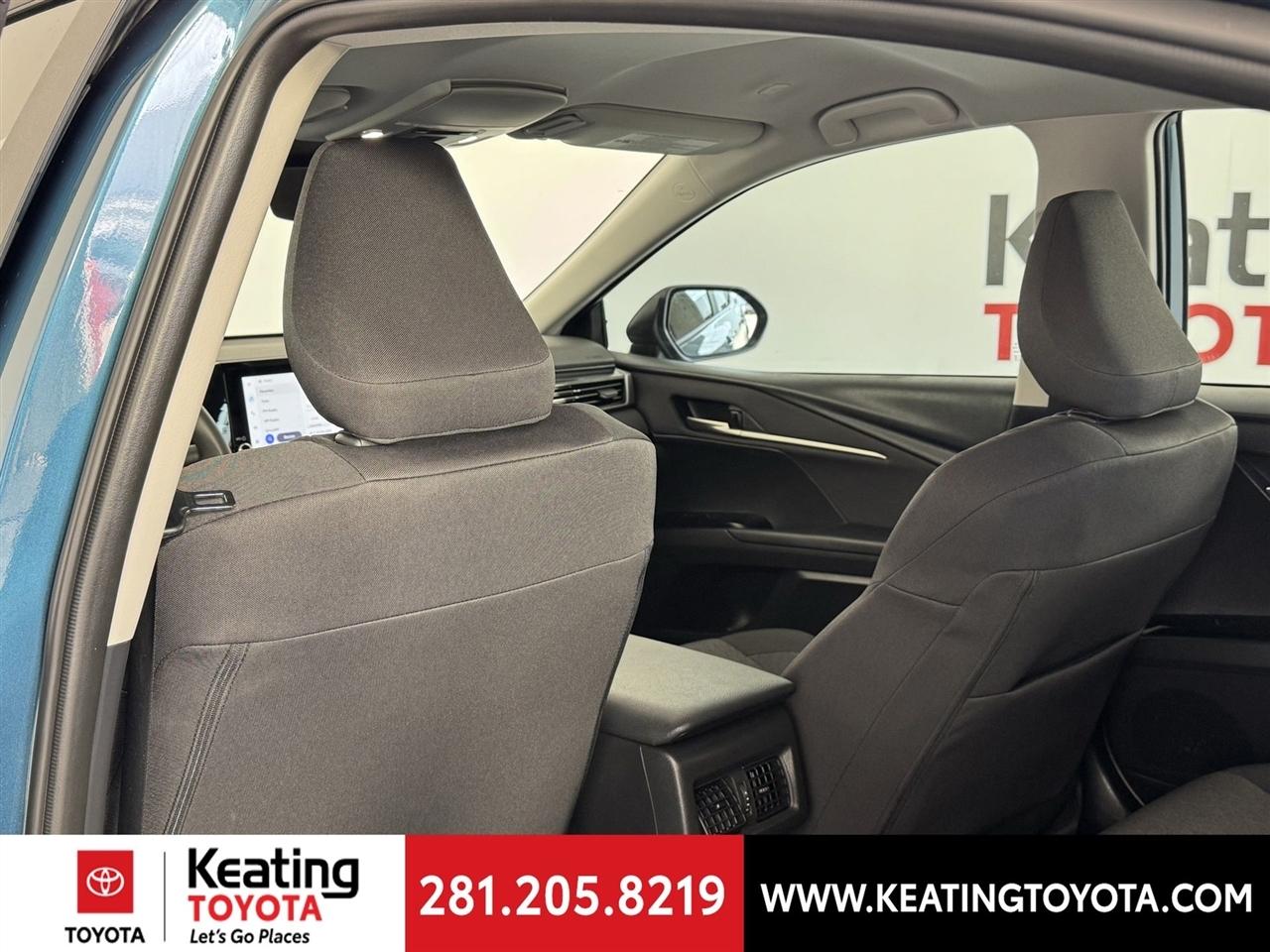 Toyota Camry Hybrid XLE 2025