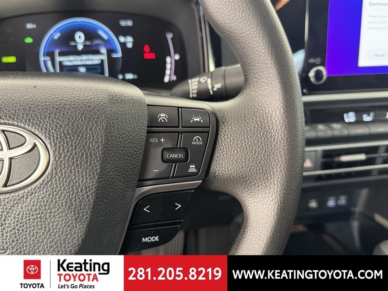 Toyota Camry Hybrid XLE 2025