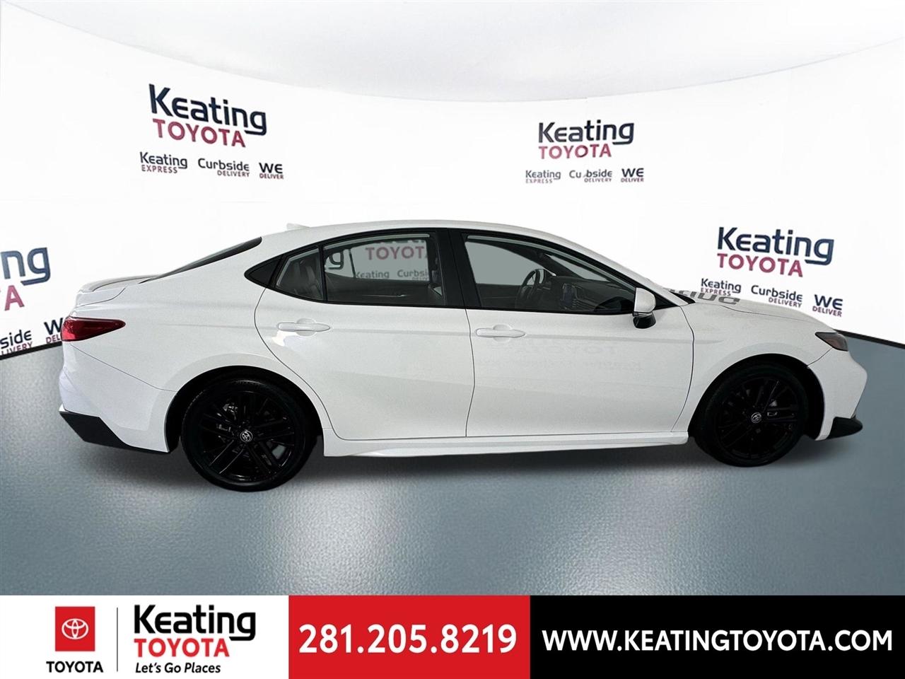 Toyota Camry Hybrid XLE 2025