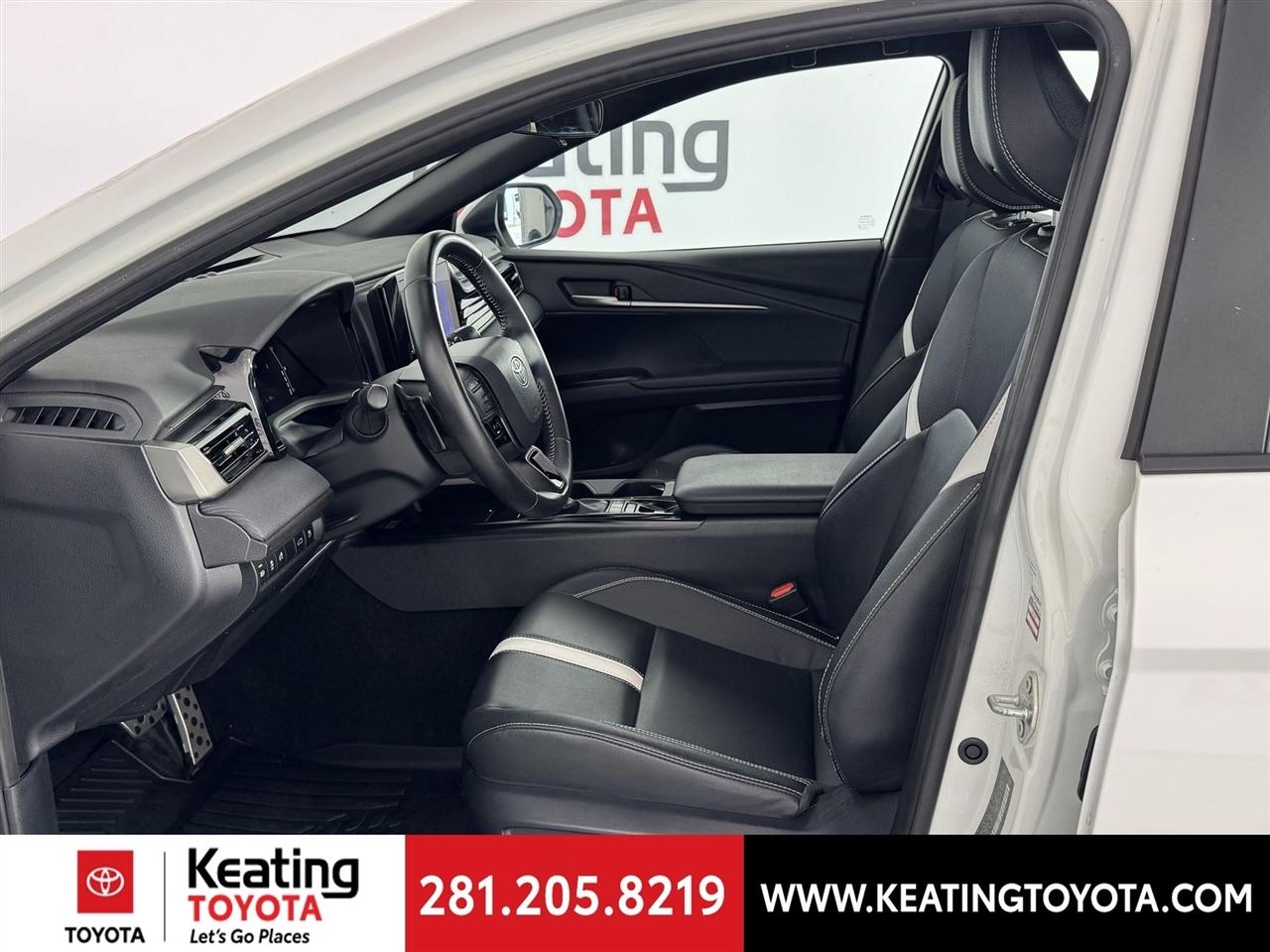 Toyota Camry Hybrid XLE 2025