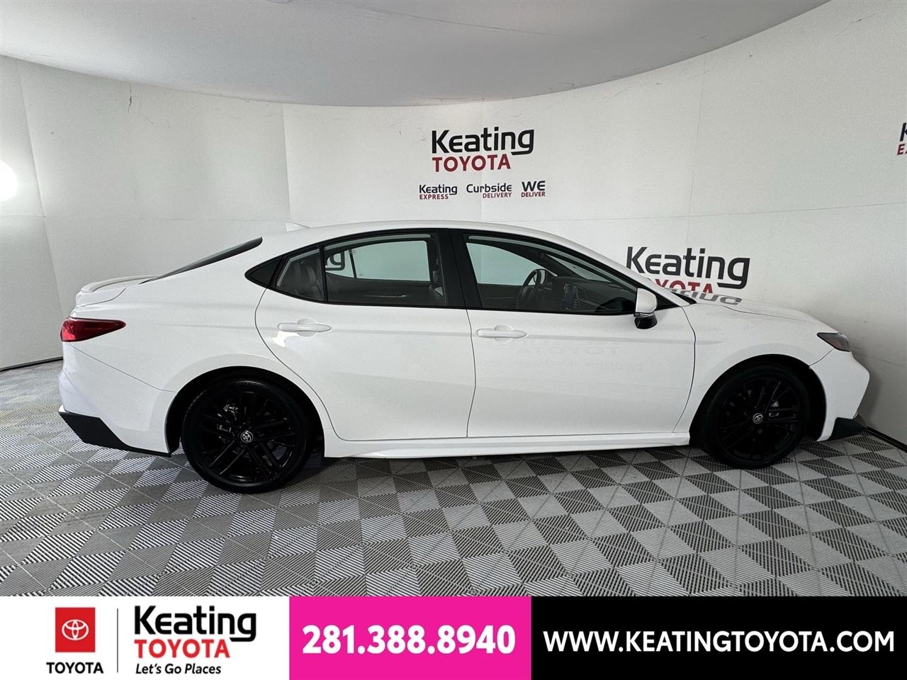 Toyota Camry Hybrid XLE 2025