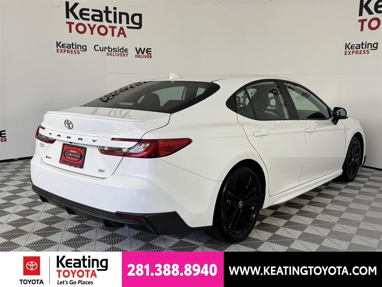 Toyota Camry Hybrid XLE 2025