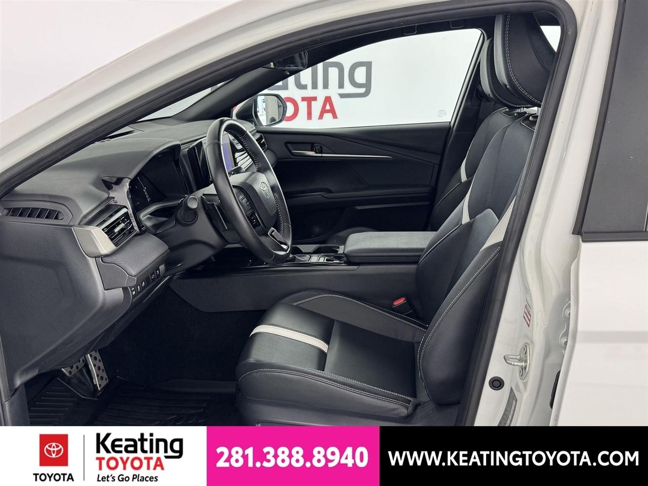 Toyota Camry Hybrid XLE 2025