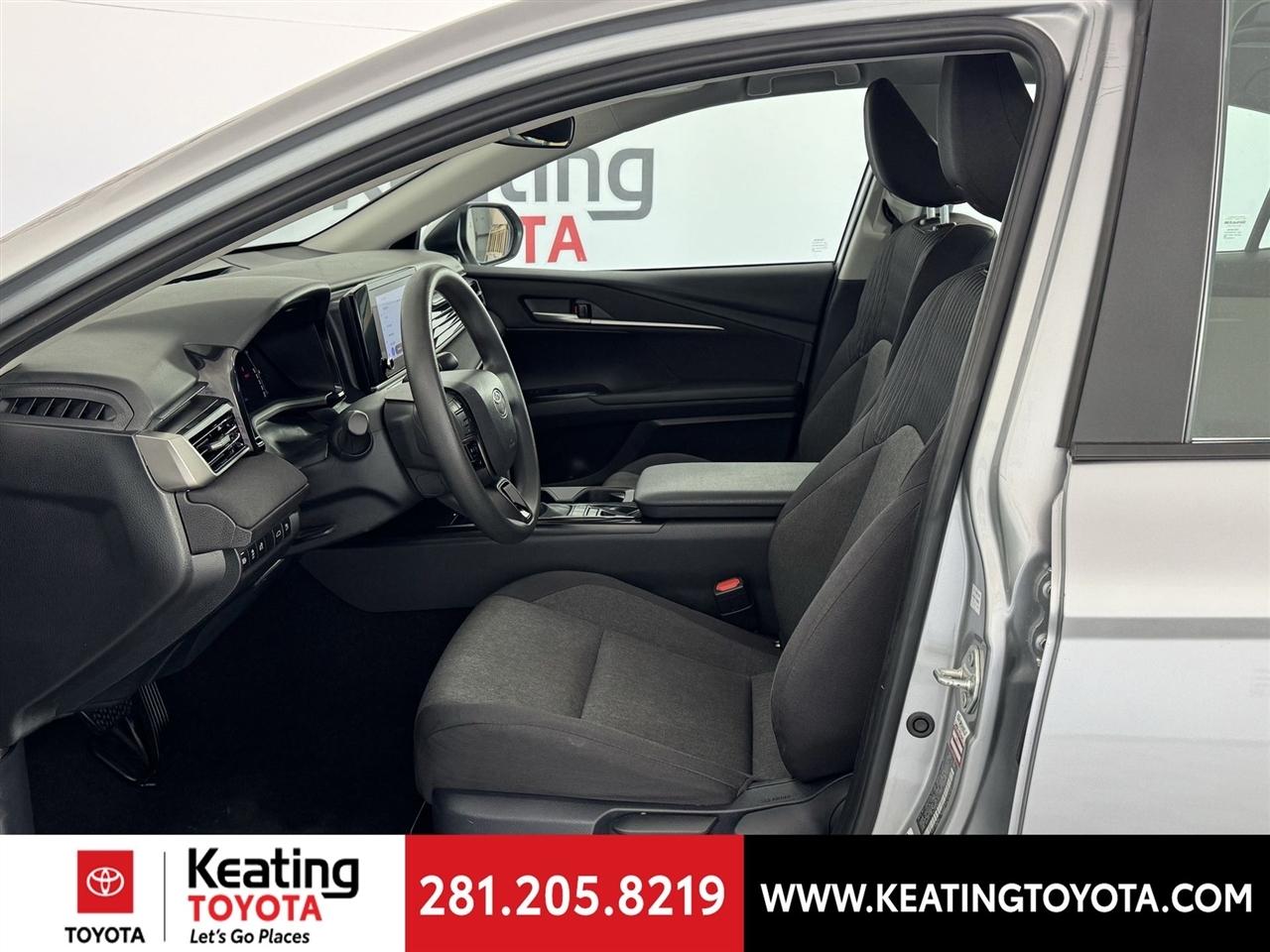 Toyota Camry Hybrid XLE 2025