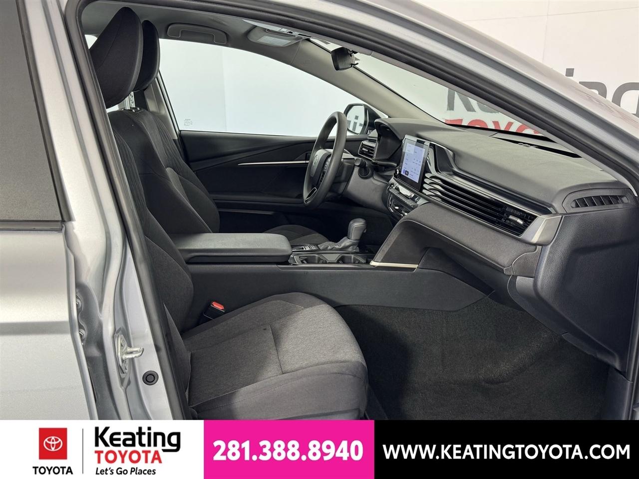 Toyota Camry Hybrid XLE 2025