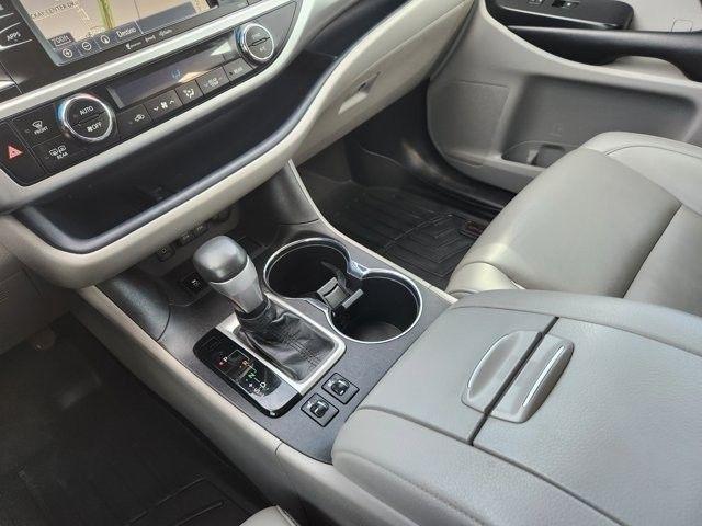 Toyota Highlander SE FWD V6 2019