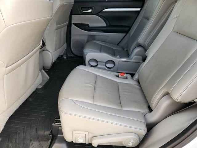 Toyota Highlander SE FWD V6 2019