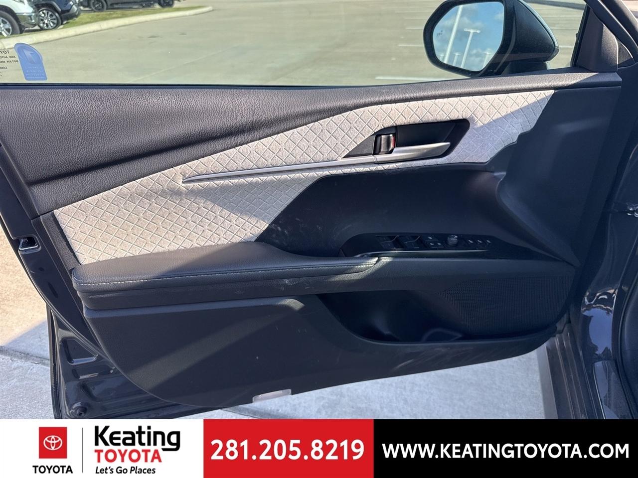 Toyota Camry Hybrid XLE 2025