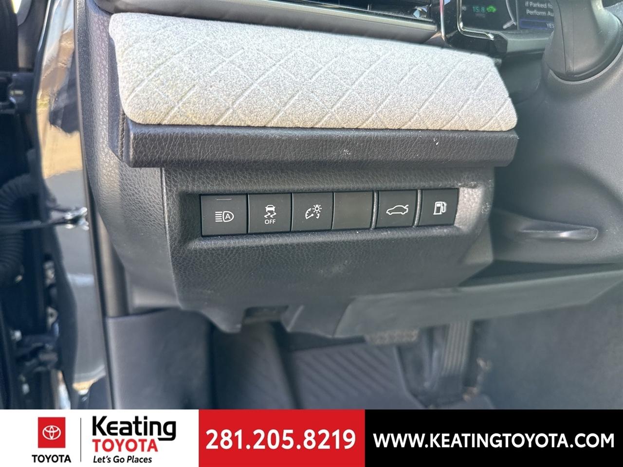 Toyota Camry Hybrid XLE 2025