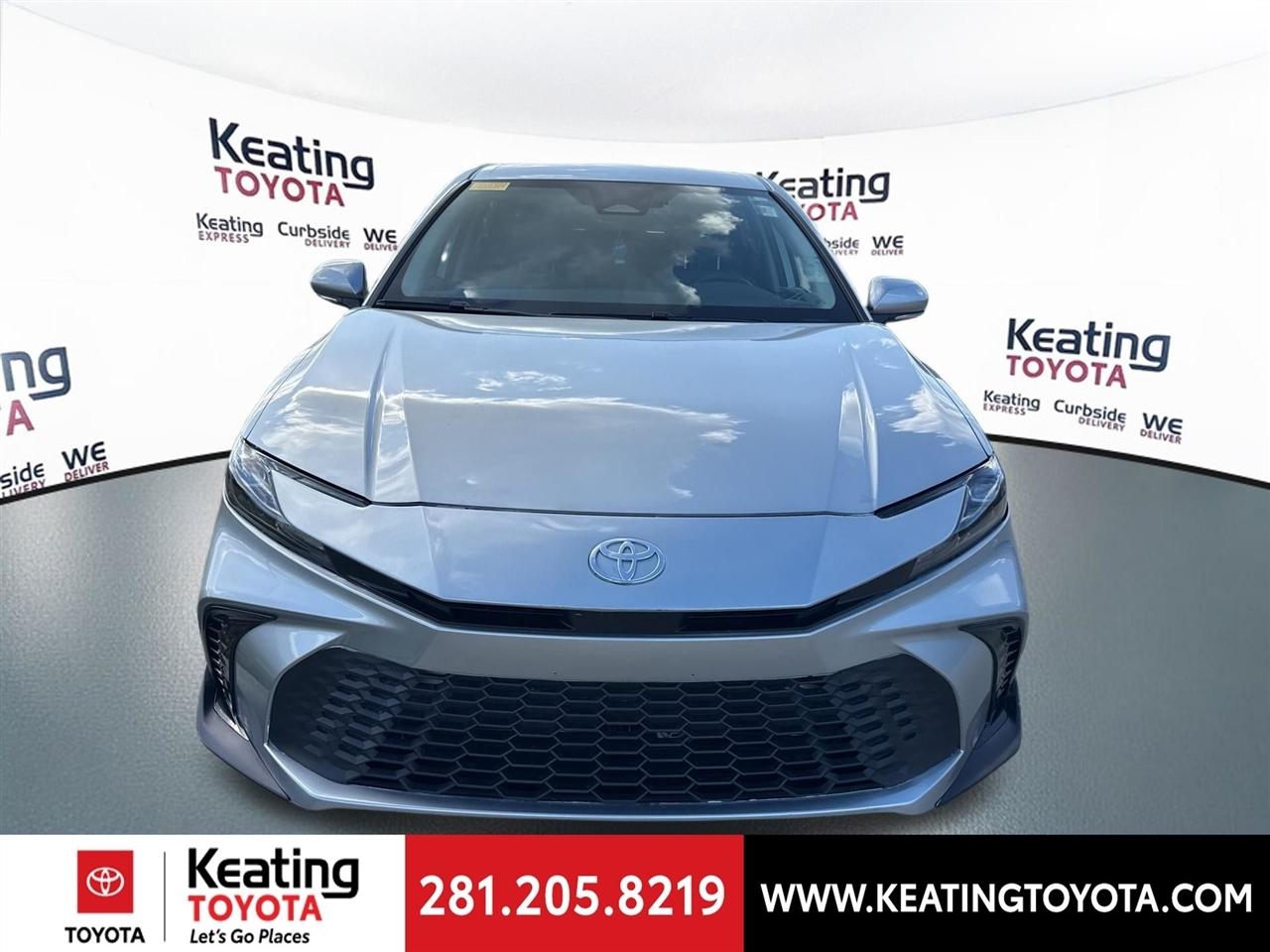 Toyota Camry Hybrid XLE 2025