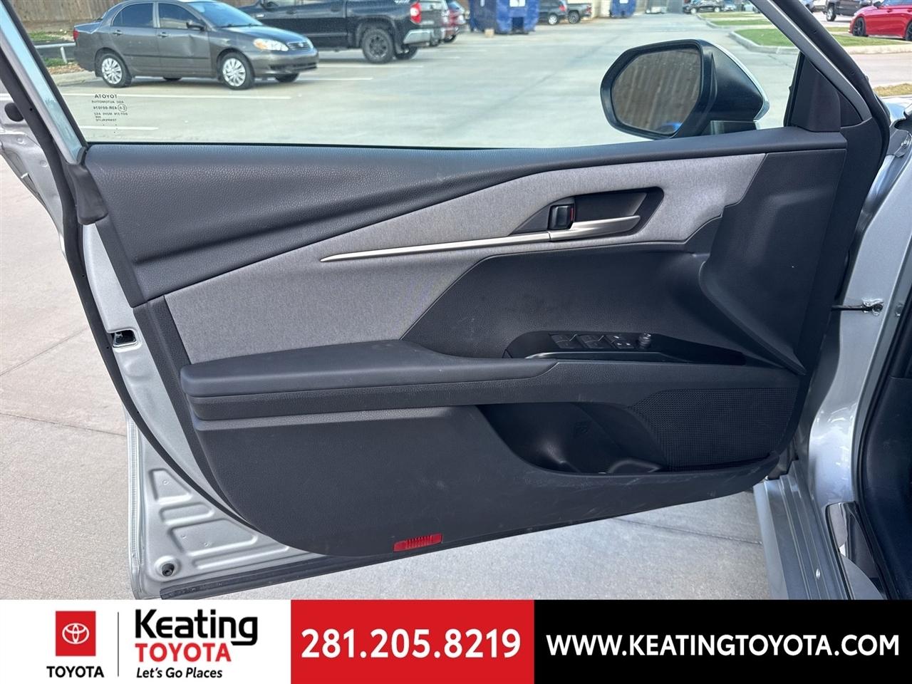 Toyota Camry Hybrid XLE 2025