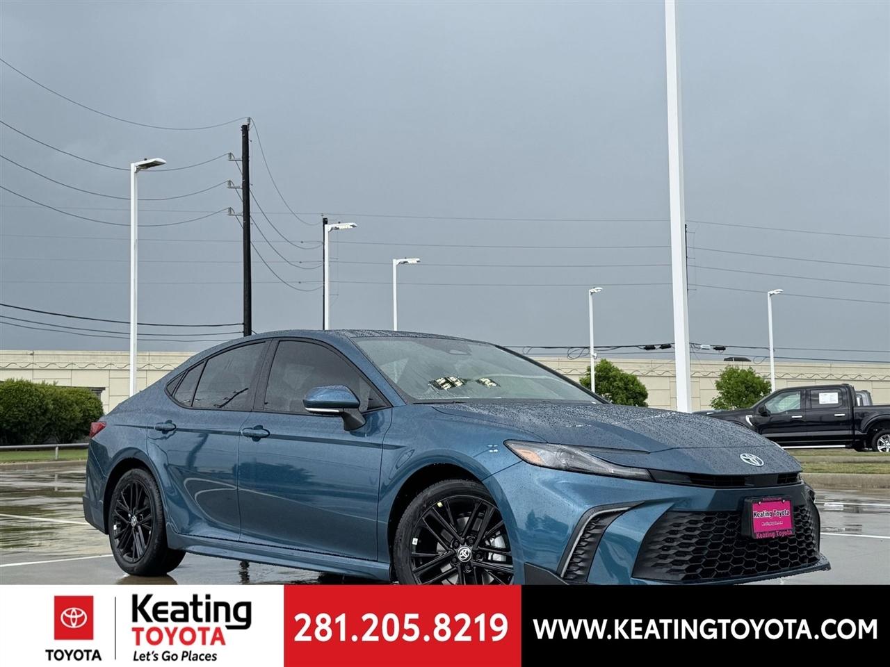 Toyota Camry Hybrid XLE 2026