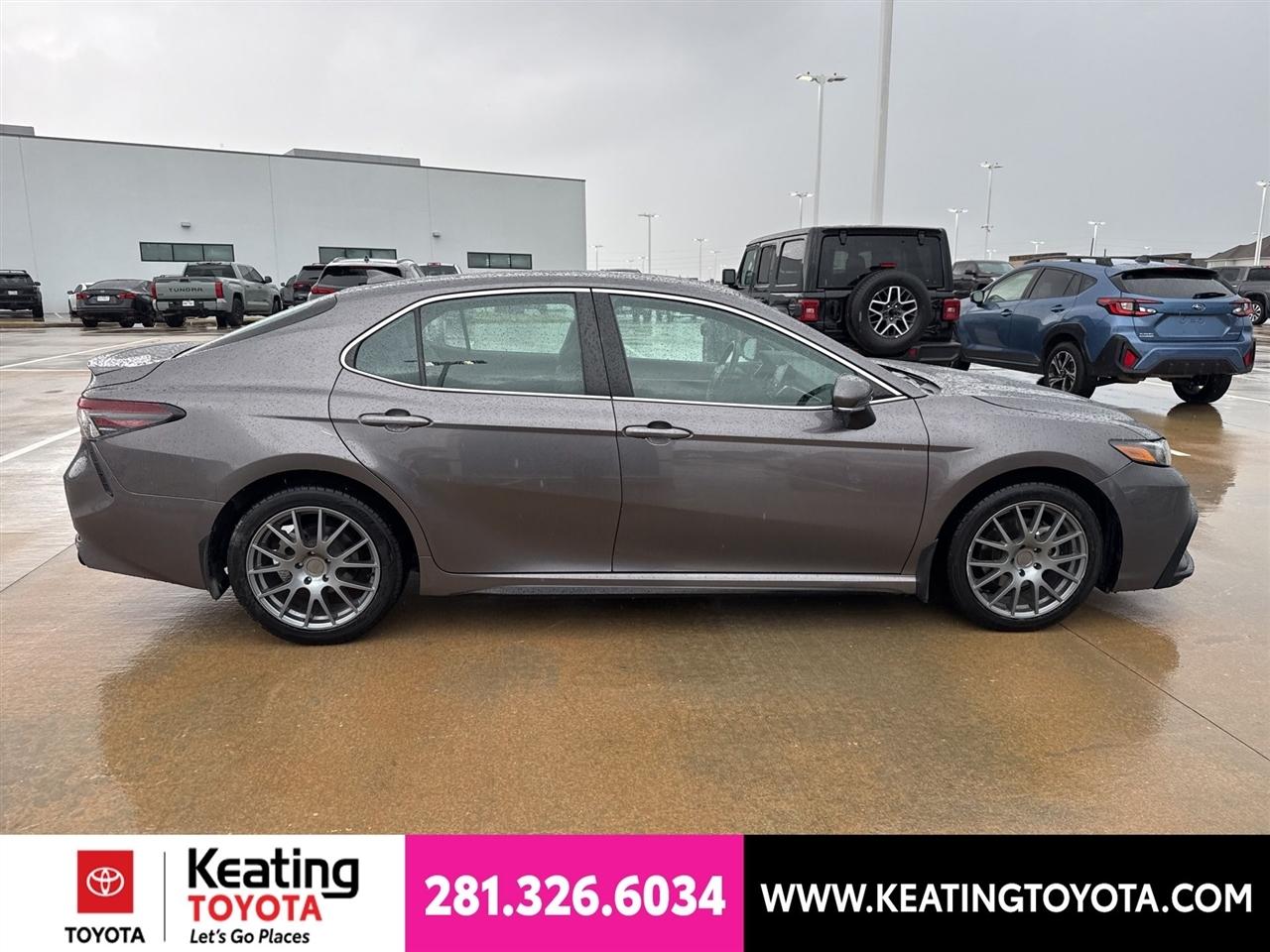 Toyota Camry SE 2023
