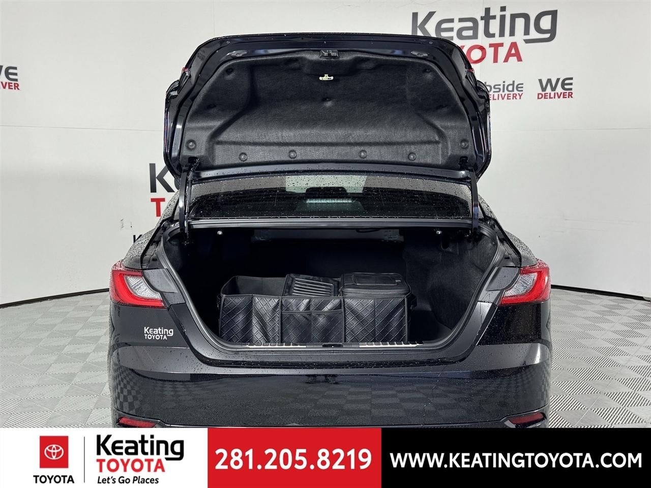 Toyota Camry Hybrid XLE 2026