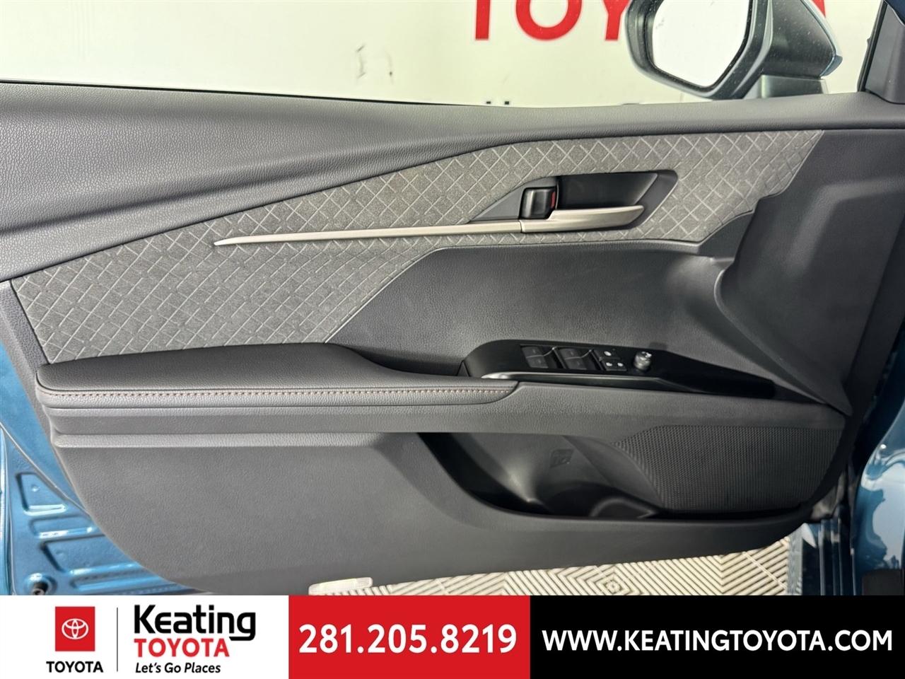 Toyota Camry Hybrid XLE 2026