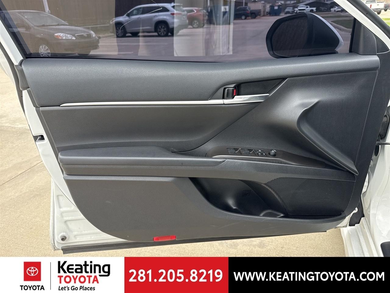 Toyota Camry SE 2023