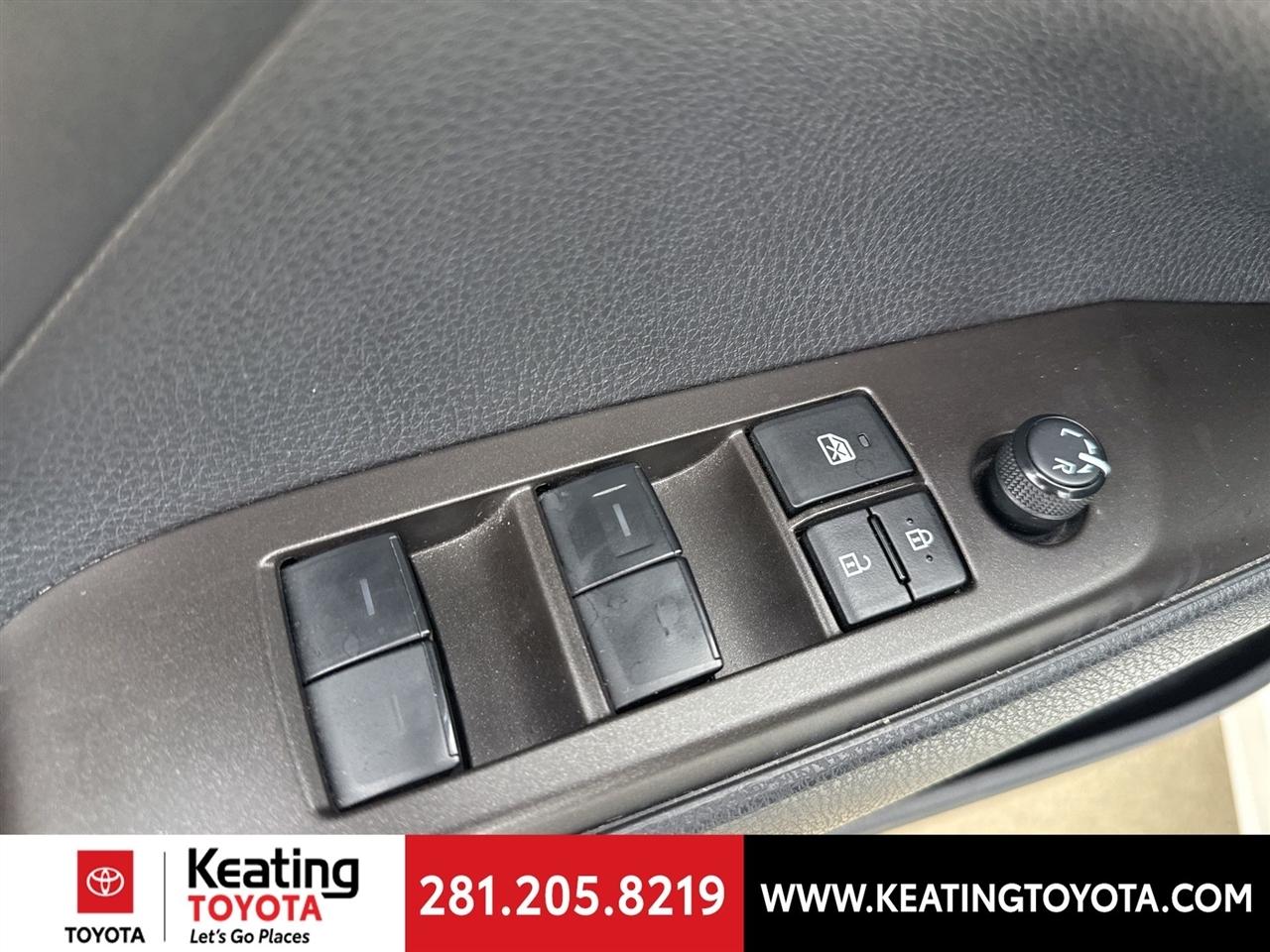 Toyota Camry SE 2023