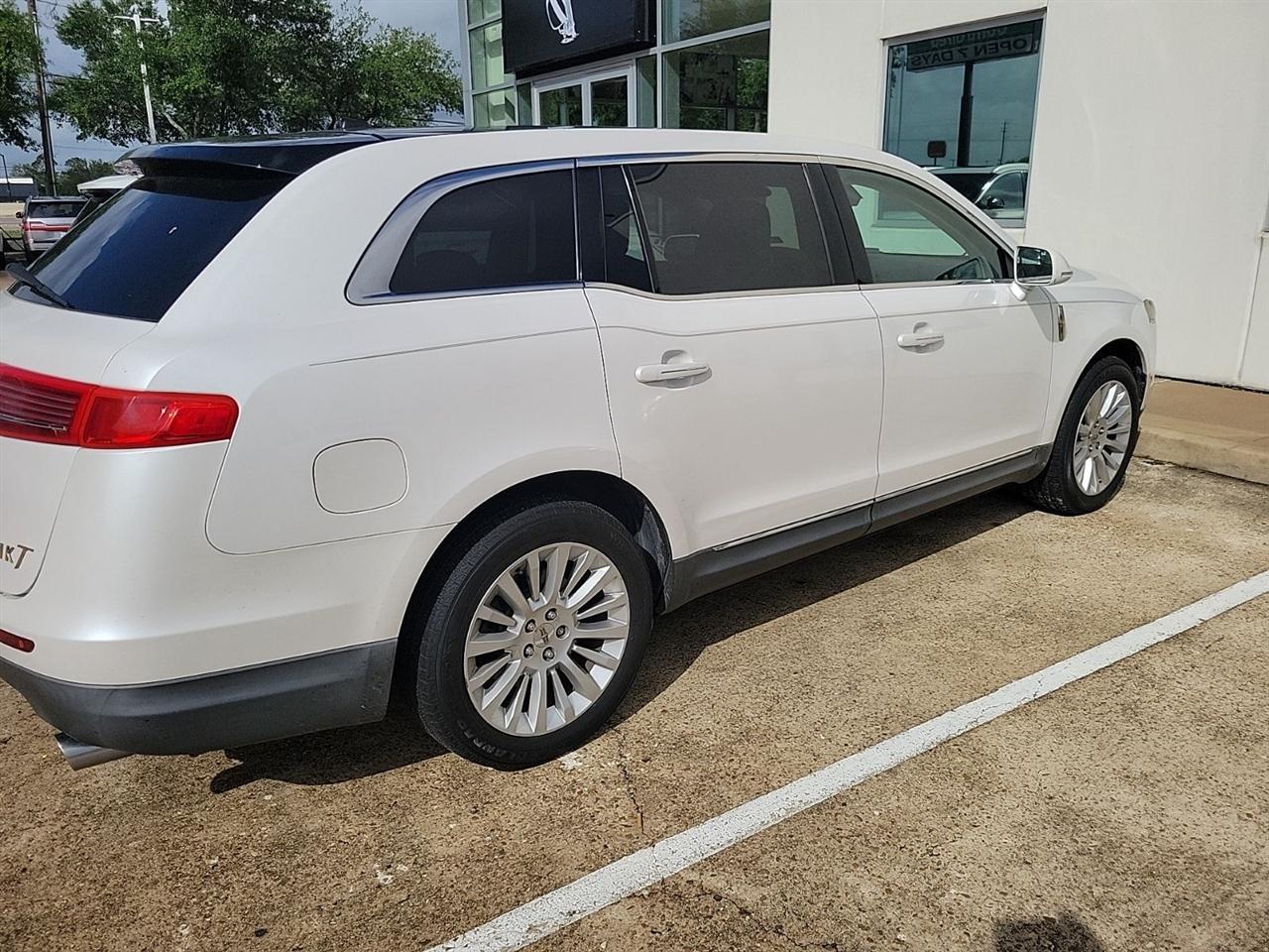 Lincoln MKT FWD 2010