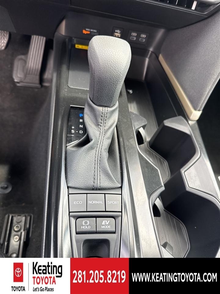 Toyota Camry Hybrid XLE 2026