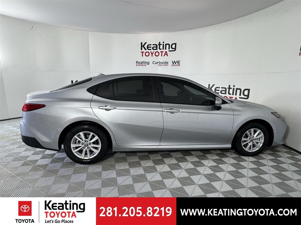 Toyota Camry Hybrid XLE 2026