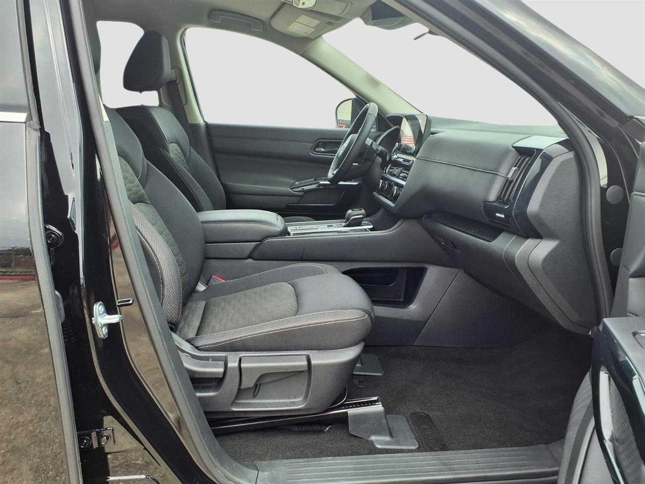 Nissan Pathfinder SV 2025