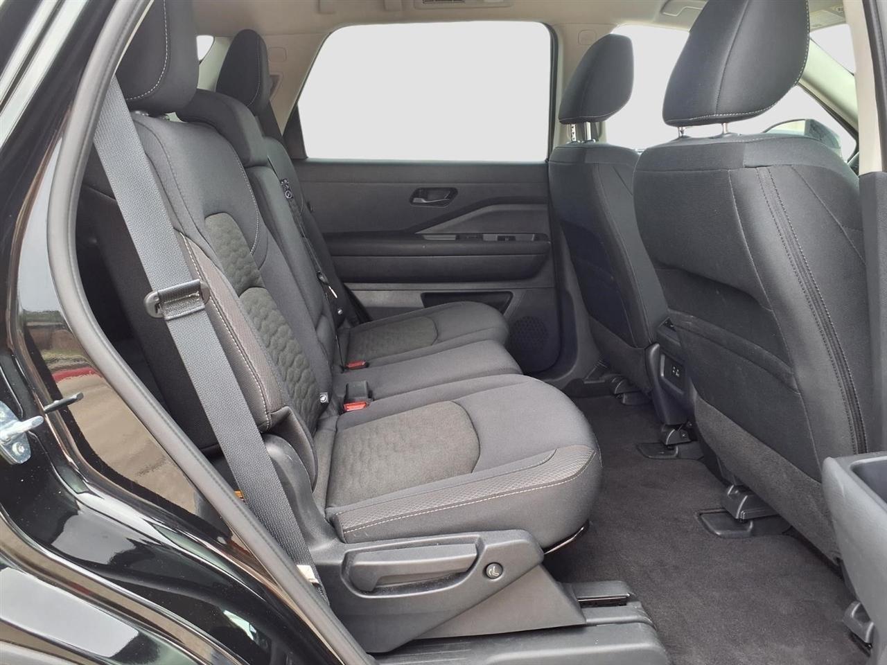 Nissan Pathfinder SV 2025