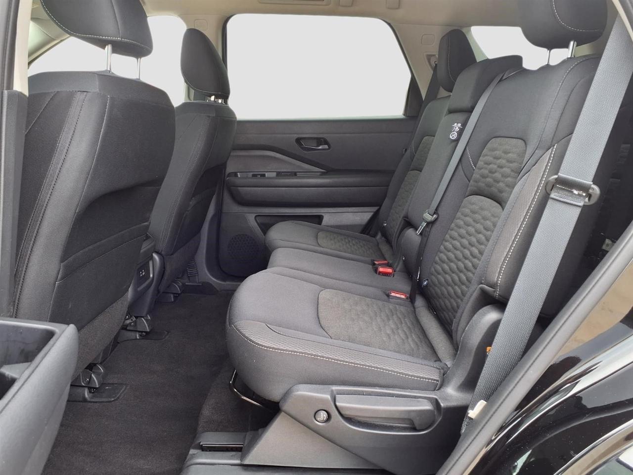 Nissan Pathfinder SV 2025