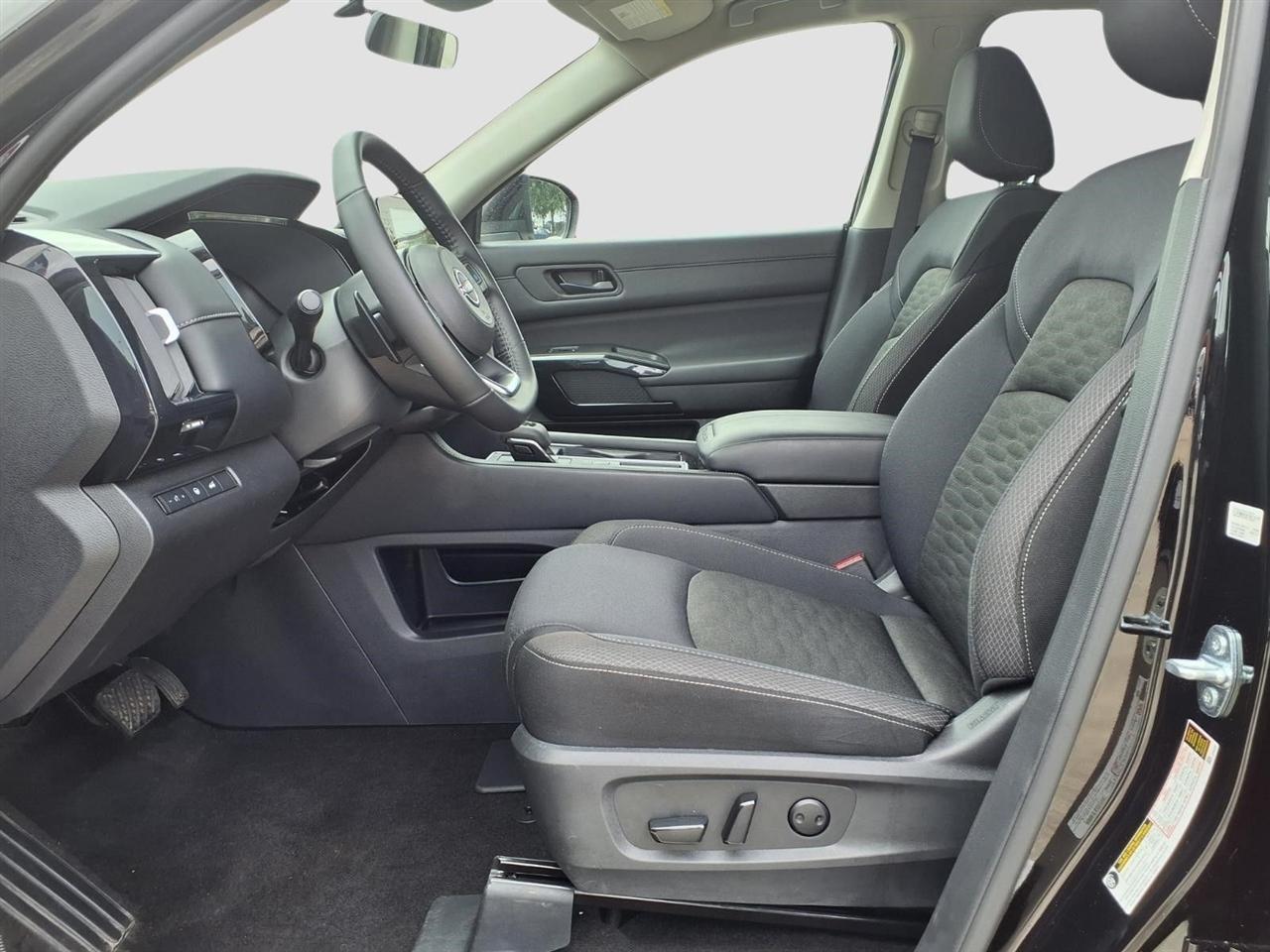 Nissan Pathfinder SV 2025