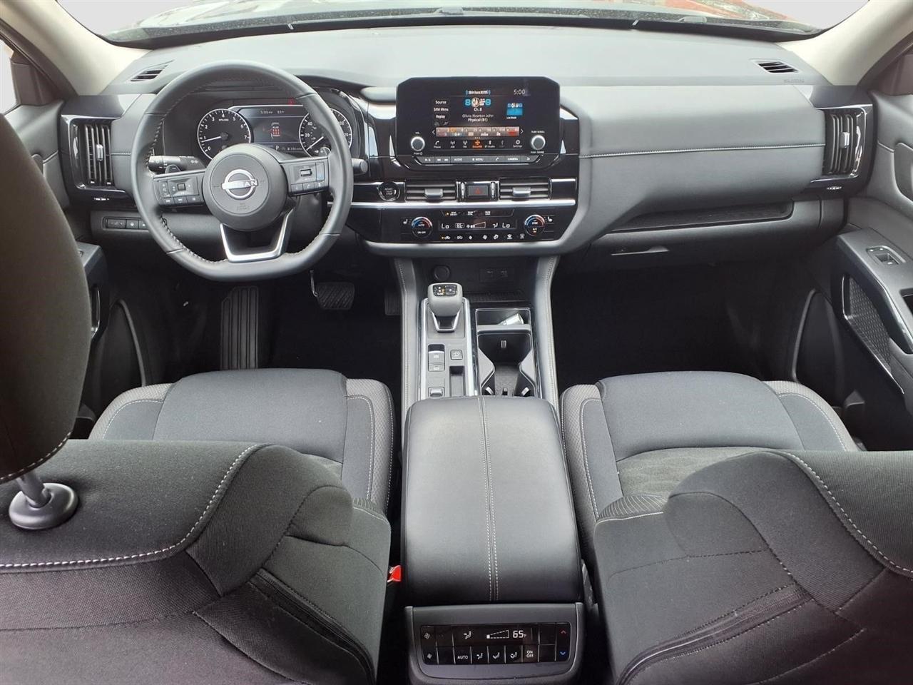 Nissan Pathfinder SV 2025