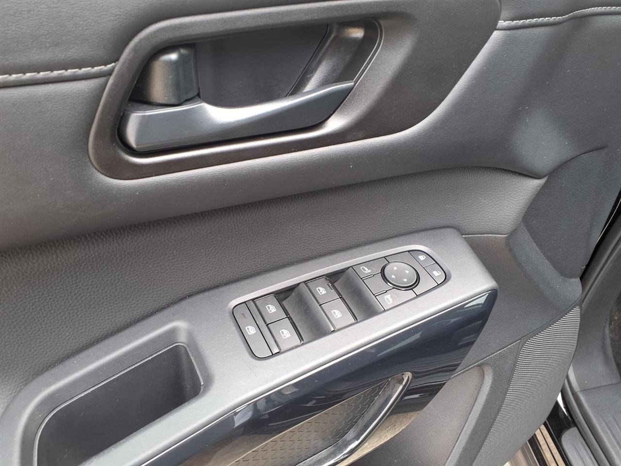 Nissan Pathfinder SV 2025