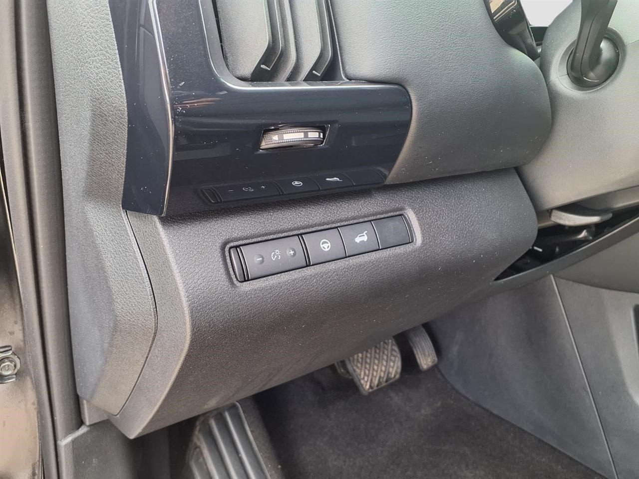 Nissan Pathfinder SV 2025