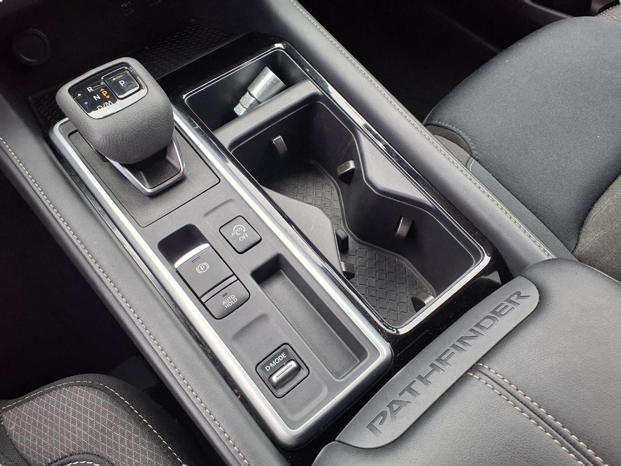 Nissan Pathfinder SV 2025