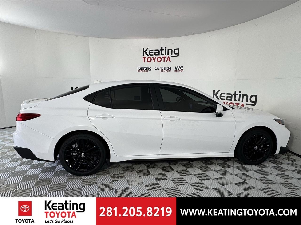 Toyota Camry Hybrid XLE 2026