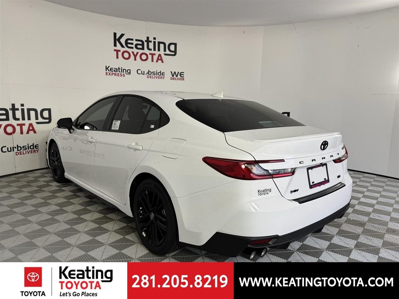 Toyota Camry Hybrid XLE 2026