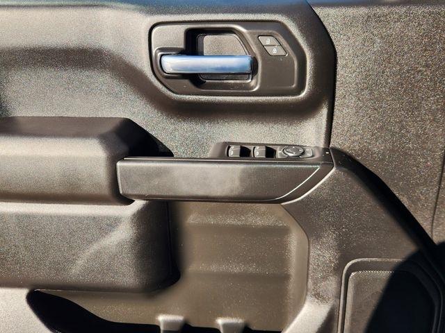 Chevrolet Silverado 1500 Custom Crew Cab 4WD 2025